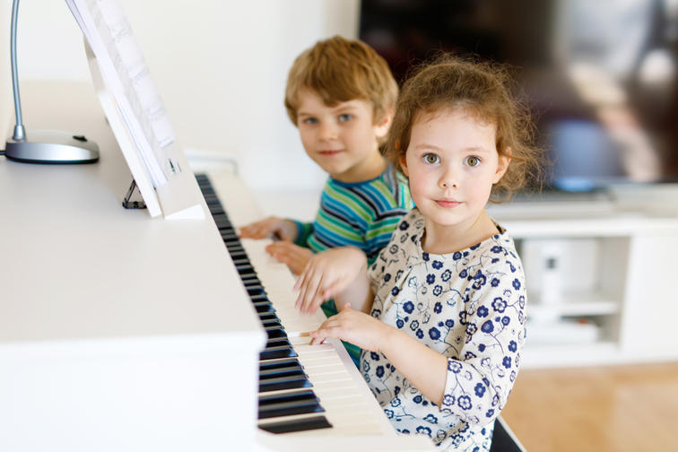 ילדים מנגנים בפסנתר